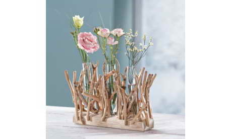 dekorační dřevěná váza s květinami